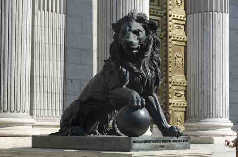 30 - Madrid - Congreso de los Diputados - escultura Leon